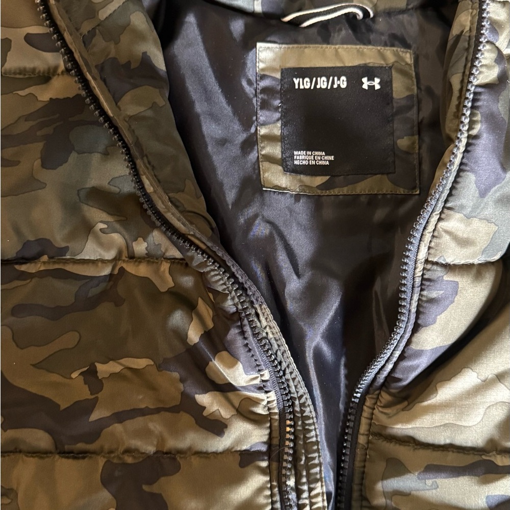 Under Armour Boys' Camo Hooded Puffer Jacket - Olive Green & Black Used (9/10 ) - Picture 7 of 7